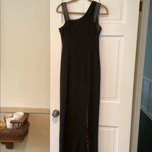 Woman’s Black evening gown size 6